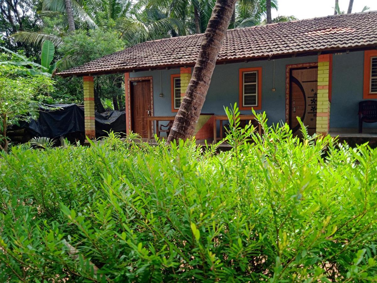 Gundappa Cafe Gokarna Kudle Beach Hotel Exterior photo